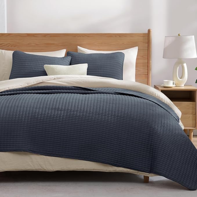 WRENSONGE Oversize Queen Quilt-3 Pieces Lightweight Bedspreads Blue Grey Oversize Queen Size Quilt Bedding Set for All Seasons, Soft Summer Coverlet with 2 Pillow Shams Suitable for Bed & Couch