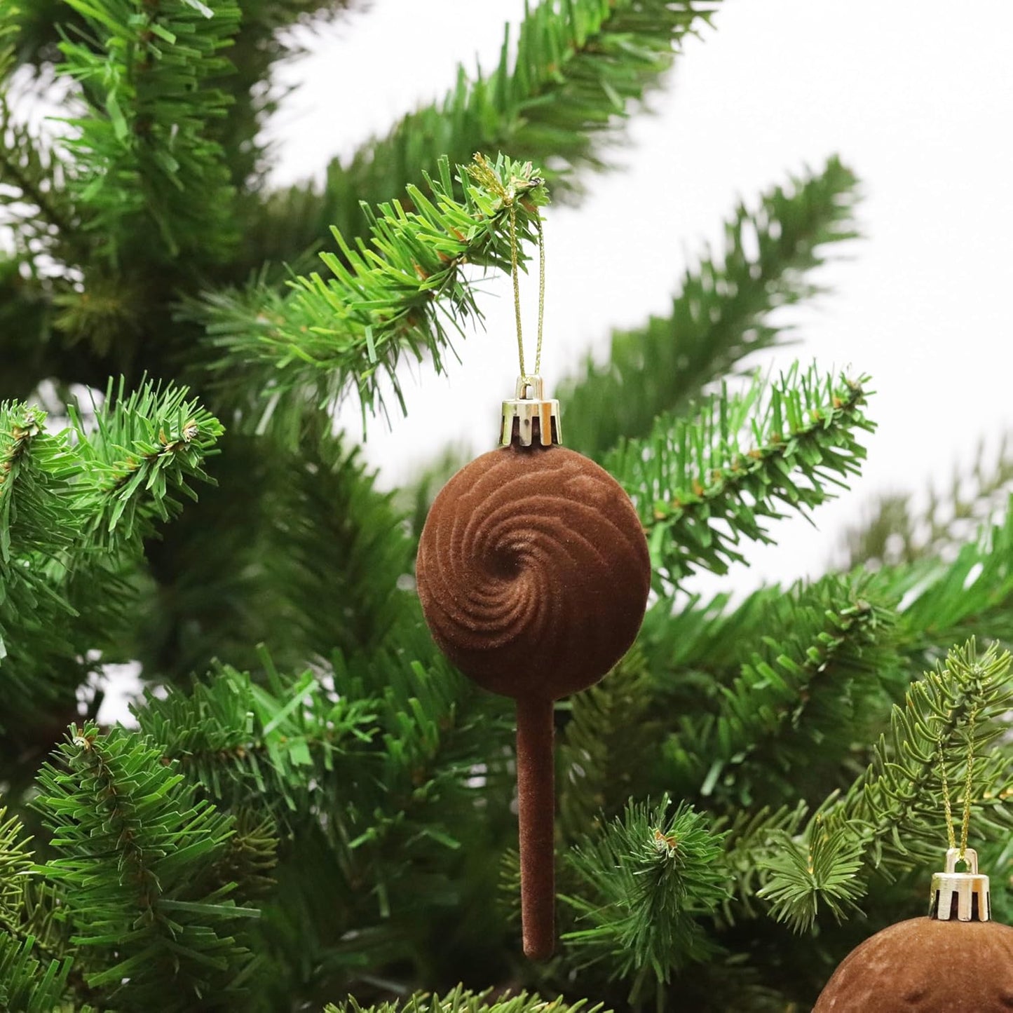 Senjie Velvet Christmas Balls Flocked Christmas Tree Ball Ornaments 63PCS Bulk Plastic Balls Xmas Decorative Hanging Ornaments Christmas Tree Decoration Brown