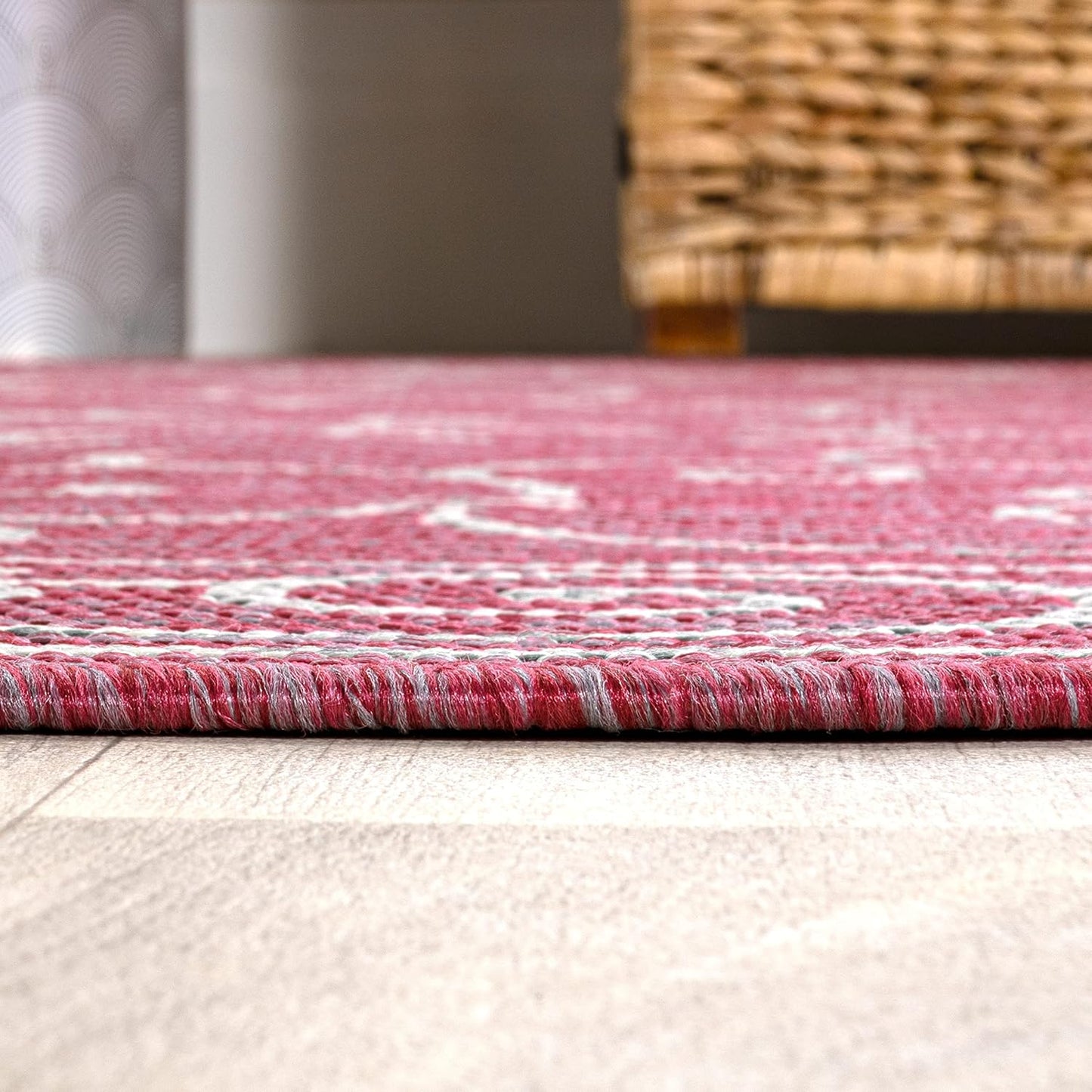 JONATHAN Y Vintage Filigree Indoor Outdoor Round Area Rug 5 Ft Fuchsia/Light Gray, Charleston Textured Weave for Backyard, Patio, Porch, Easy-Cleaning, Pet-Friendly, Non-Shedding (SMB106J-5R)