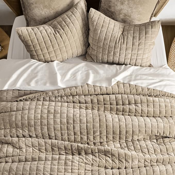 RECYCO Luxury Velvet Quilt Twin/Twin XL Size Bedding Set, Ultra Soft Velvet Comforter Set, Lightweight Quilted Channel Box Stitch Oversized Bedspread Coverlet for All Season, with 1 Sham, Urban Taupe