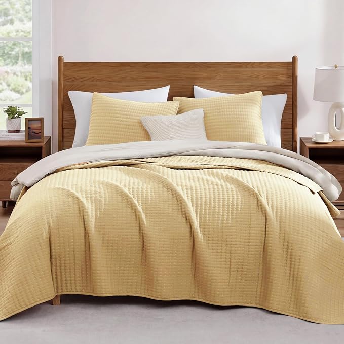 WRENSONGE King Size Quilt-3 Pieces Lightweight Bedspreads Chamomile Yellow King Quilt Bedding Set for All Seasons, Soft Summer Coverlet with 2 Pillow Shams Suitable for Bed, Couch, Quilt Blanket