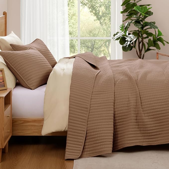 WRENSONGE Oversize Queen Quilt-3 Pieces Lightweight Bedspreads Light Brown Oversize Queen Size Quilt Bedding Set for All Seasons, Soft Summer Blanket with 2 Pillow Shams Suitable for Bed, Couch