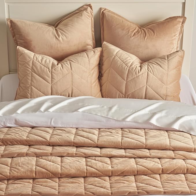 EVERGRACE 3 Pieces Luxurious Velvet King Quilts, Ultra Soft Lightweight Velvet Comforter Set, Matelasse Oversized Diamond Bedspread Coverlet for All Season with 2 Shams, Khaki Tan, 108"x96"