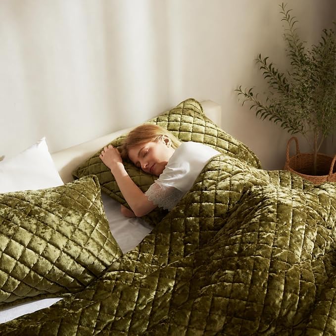 Cosybay Luxury Velvet Quilt Set Queen, Lightweight Oversized Bedspread Coverlet Quilted Box Stitch Bedding Set, with 2 Matching Pillow Shams, for All Season, Olive Green