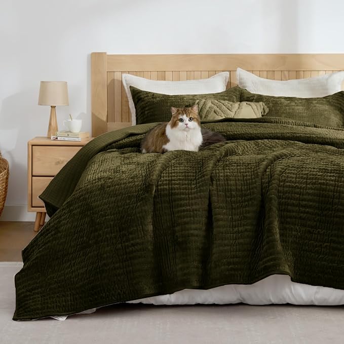 BEDELITE Velvet Quilt Set King Size - Luxury Soft Velvet Comforter Bedding Set for All Season, Lightweight Quilted Channel Stitch Oversized Bedspread Coverlet with 2 Matching Shams, Olive Green