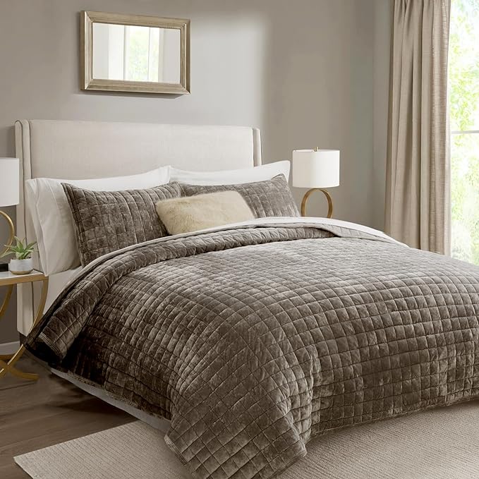 RECYCO Luxury Velvet Quilt Set, Lightweight Velvet Comforter Set, Oversized Bedspread Coverlet Quilted Bedding Set, with 2 Matching Pillow Shams, for All Season, Twin/Twin XL Size, Mocha Brown