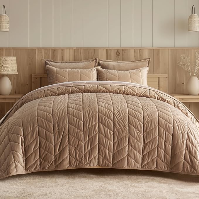 EVERGRACE 3 Pieces Luxurious Velvet King Quilts, Ultra Soft Lightweight Velvet Comforter Set, Matelasse Oversized Diamond Bedspread Coverlet for All Season with 2 Shams, Khaki Tan, 108"x96"