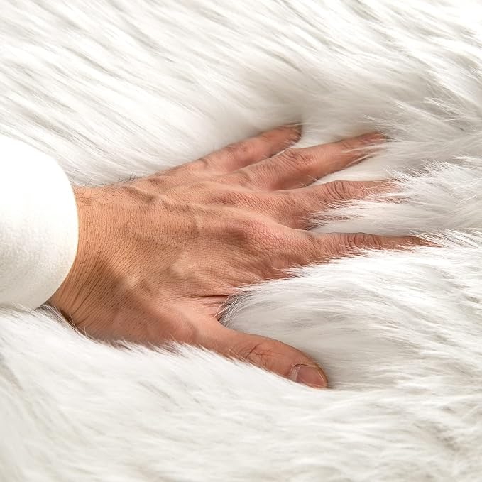 MIULEE Luxury Super Soft Fluffy Area Rug Faux Fur Plush Large Sheepskin Rug Decorative Christmas Shaggy Carpet for Bedside Sofa Floor 3 x 5 Feet, White