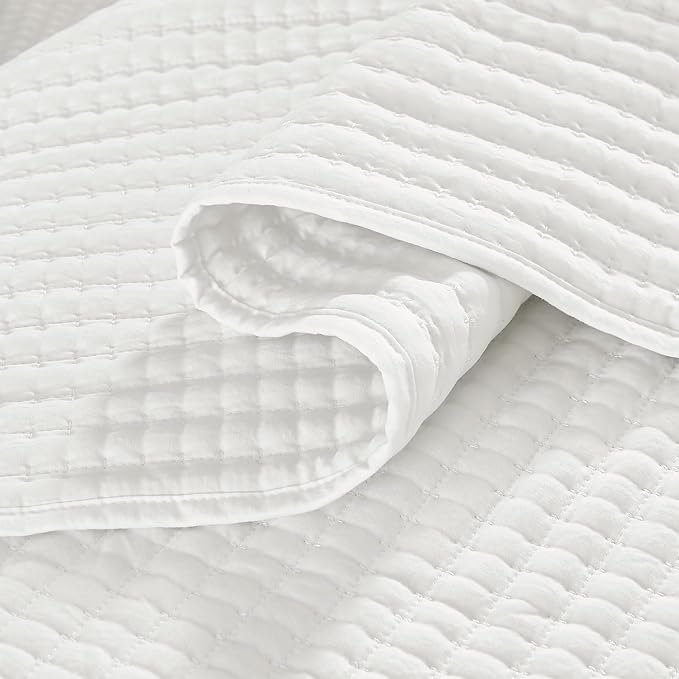 WRENSONGE White Quilt Set Oversize Queen Size-3 Pieces Lightweight Bedspreads Summer Coverlet for All Season, Soft Quilt Bedding Set with 2 Pillow Shams Suitable for Bed & Couch