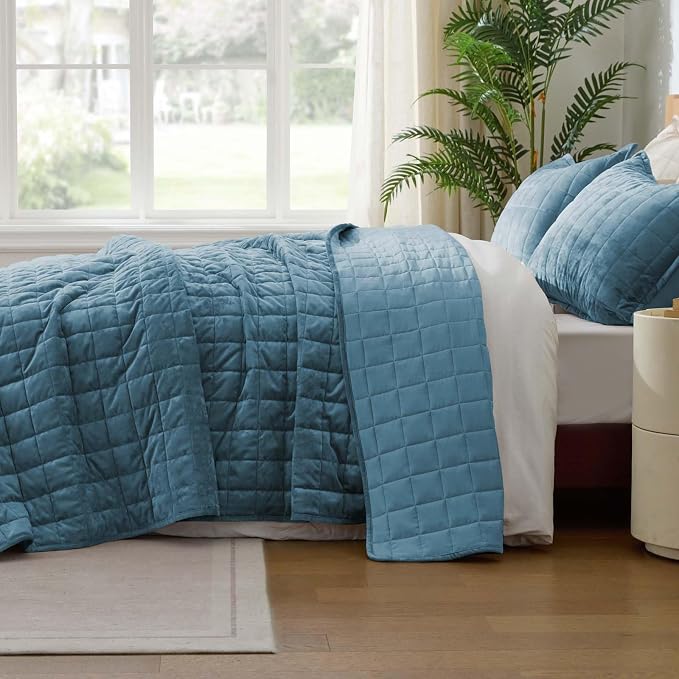 BEDELITE Velvet Quilt Set Queen Size - Luxury Soft Velvet Comforter Bedding Set for All Season, Lightweight Quilted Box Stitch Oversized Bedspread Coverlet with 2 Matching Shams, Blue