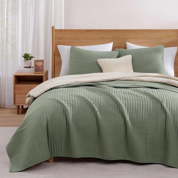 WRENSONGE Oversize Queen Quilt-3 Pieces Lightweight Bedspreads Sage Green Oversize Queen Size Quilt Bedding Set for All Seasons, Soft Summer Coverlet with 2 Pillow Shams Suitable for Bed & Couch