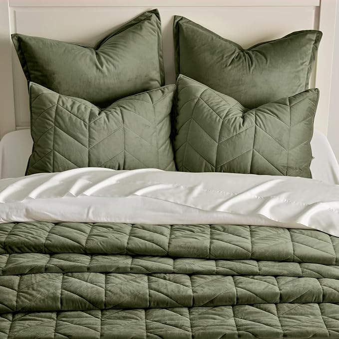 EverGrace 3 Pieces Luxurious Queen Velvet Quilts, Ultra Soft Lightweight Velvet Comforter Set, Matelasse Oversized Bedspread Coverlet for All Season with 2 Shams, Olive Green, 92"x96"