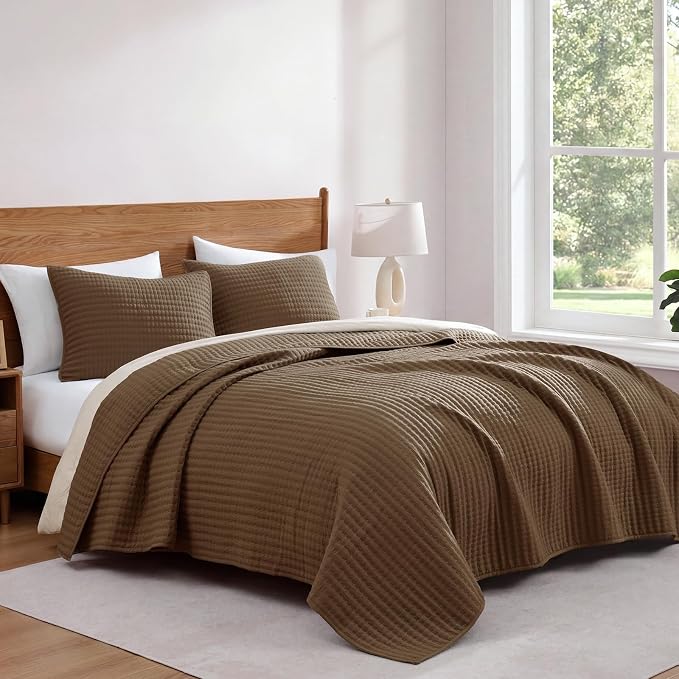 WRENSONGE Queen Quilt-3 Pieces Lightweight Bedspreads Chocolate Brown Queen Size Quilt Bedding Set for All Seasons, Soft Summer Coverlet with 2 Pillow Shams Suitable for Bed & Couch