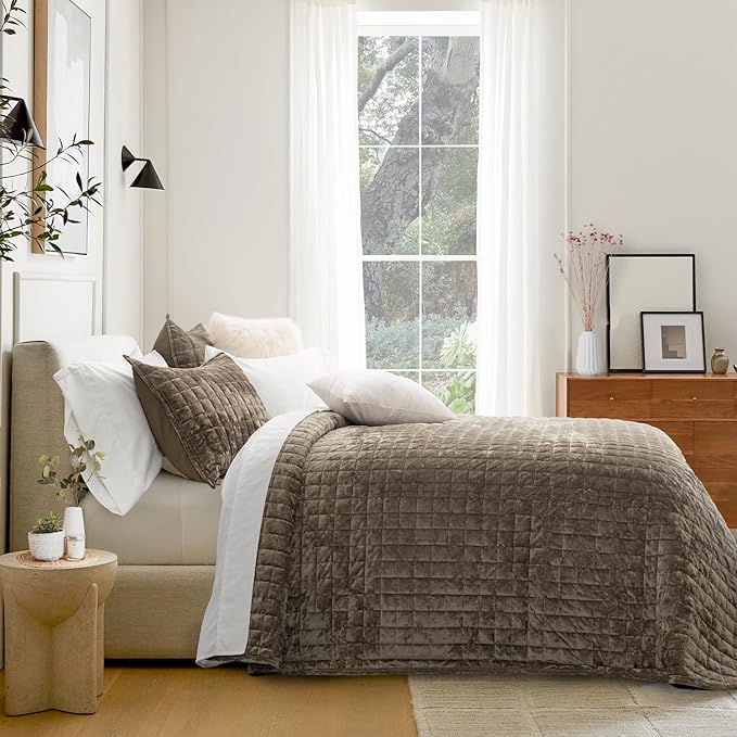 RECYCO Luxury Velvet Quilt Set King Size Bedding Sets, Ultra Soft Velvet Comforter Set, Lightweight Channel Box Stitch Oversized Bedspread Coverlet for All Season, with 2 Shams, Mocha Brown