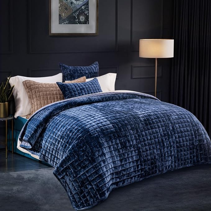 RECYCO Luxury Velvet Quilt Set, California King 118'' x 106'' Oversized Bedspread, Ultra Soft Velvet Comforter, Lightweight Box Stitch Bedding Sets for All Season, with 2 Shams, Navy Blue