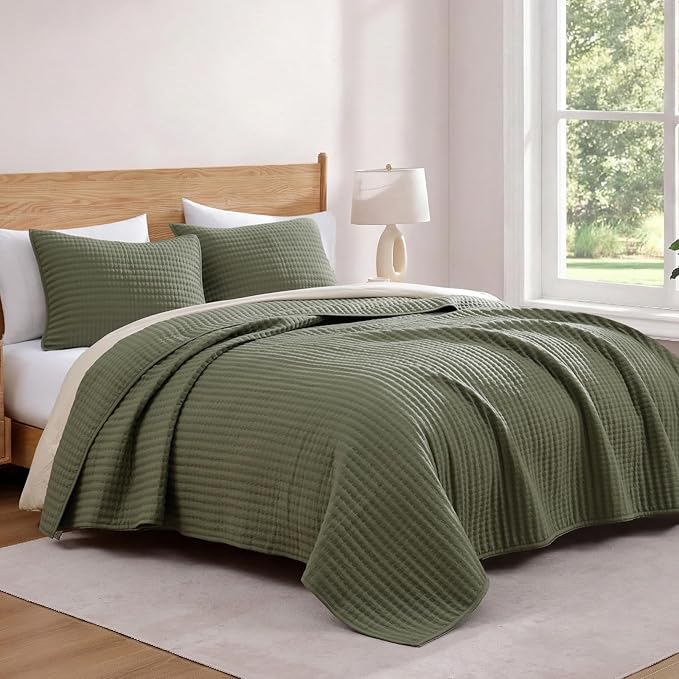WRENSONGE Olive Green California/Oversized King Size Quilt Bedding Set with 2 Pillow Shams -3 Pieces Lightweight Soft Summer Bedspreads Coverlet for All Season