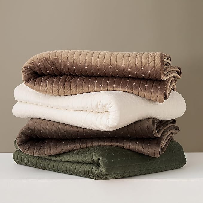 EverGrace Luxury Velvet Quilt Set King Size 3 Piece, Soft Cross-Stitch Velvet Comforter Set with Pillow Shams, Lightweight Coverlet Bedspread Bedding Set for All Seasons, Moss Green