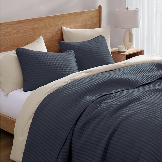 WRENSONGE Oversize Queen Quilt-3 Pieces Lightweight Bedspreads Blue Grey Oversize Queen Size Quilt Bedding Set for All Seasons, Soft Summer Coverlet with 2 Pillow Shams Suitable for Bed & Couch