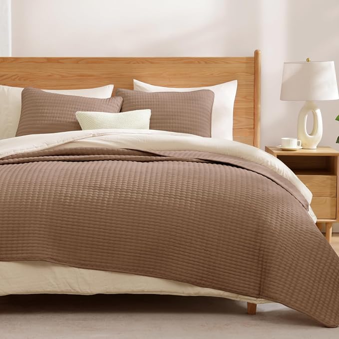 WRENSONGE King Size Quilt-3 Pieces Lightweight Bedspreads Light Brown King Quilt Bedding Set for All Seasons, Soft Summer Coverlet with 2 Pillow Shams Suitable for Bed, Couch, Quilt Blanket