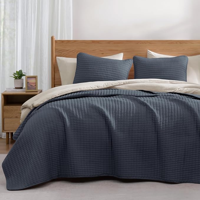 WRENSONGE Oversize Queen Quilt-3 Pieces Lightweight Bedspreads Blue Grey Oversize Queen Size Quilt Bedding Set for All Seasons, Soft Summer Coverlet with 2 Pillow Shams Suitable for Bed & Couch