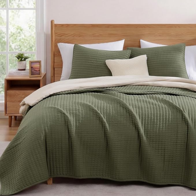 WRENSONGE Oversize Queen Quilt-3 Pieces Lightweight Bedspreads Olive Green Oversize Queen Size Quilt Bedding Set for All Seasons, Soft Summer Coverlet with 2 Pillow Shams Suitable for Bed & Couch