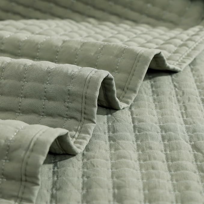 WRENSONGE King Size Quilt-3 Pieces Lightweight Bedspreads Sage Green King Quilt Bedding Set for All Seasons, Soft Summer Coverlet with 2 Pillow Shams Suitable for Bed, Couch, Quilt Blanket