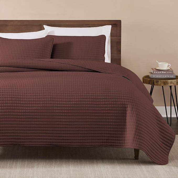 WRENSONGE Queen Quilt-3 Pieces Lightweight Burgundy Red Bedspreads Queen Size Quilt Bedding Set for All Seasons, Soft Summer Coverlet with 2 Pillow Shams Suitable for Bed & Couch