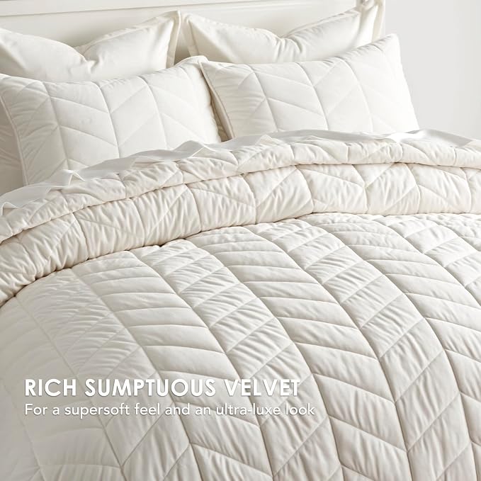EverGrace 3 Pieces Luxurious Queen Velvet Quilts, Ultra Soft Lightweight Velvet Comforter Set, Matelasse Oversized Diamond Bedspread Coverlet for All Season with 2 Shams, Cream White, 92"x96"