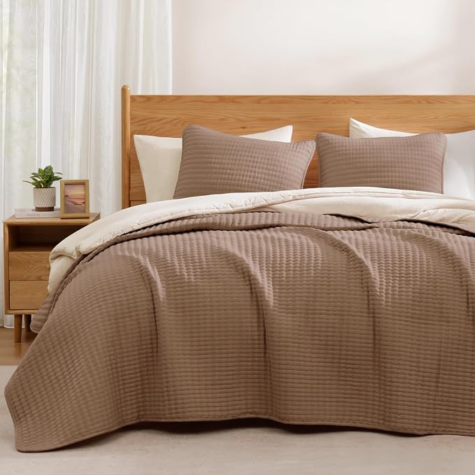 WRENSONGE King Size Quilt-3 Pieces Lightweight Bedspreads Light Brown King Quilt Bedding Set for All Seasons, Soft Summer Coverlet with 2 Pillow Shams Suitable for Bed, Couch, Quilt Blanket