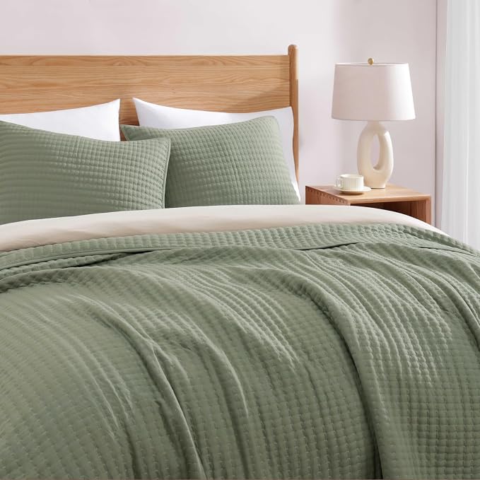 WRENSONGE Oversize Queen Quilt-3 Pieces Lightweight Bedspreads Sage Green Oversize Queen Size Quilt Bedding Set for All Seasons, Soft Summer Coverlet with 2 Pillow Shams Suitable for Bed & Couch