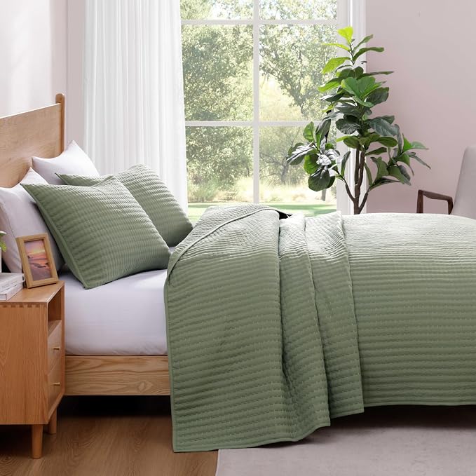 WRENSONGE Oversize Queen Quilt-3 Pieces Lightweight Bedspreads Sage Green Oversize Queen Size Quilt Bedding Set for All Seasons, Soft Summer Coverlet with 2 Pillow Shams Suitable for Bed & Couch