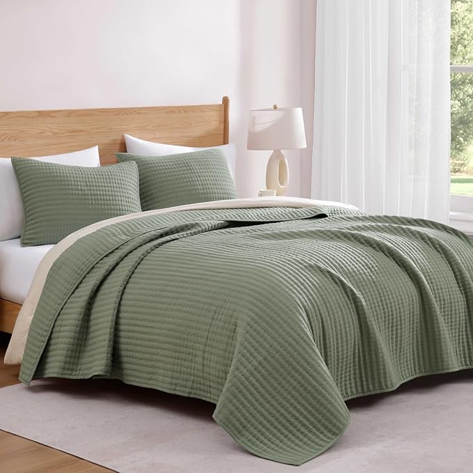 WRENSONGE Oversize Queen Quilt-3 Pieces Lightweight Bedspreads Sage Green Oversize Queen Size Quilt Bedding Set for All Seasons, Soft Summer Coverlet with 2 Pillow Shams Suitable for Bed & Couch