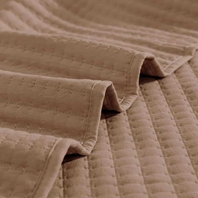 WRENSONGE Oversize Queen Quilt-3 Pieces Lightweight Bedspreads Light Brown Oversize Queen Size Quilt Bedding Set for All Seasons, Soft Summer Blanket with 2 Pillow Shams Suitable for Bed, Couch