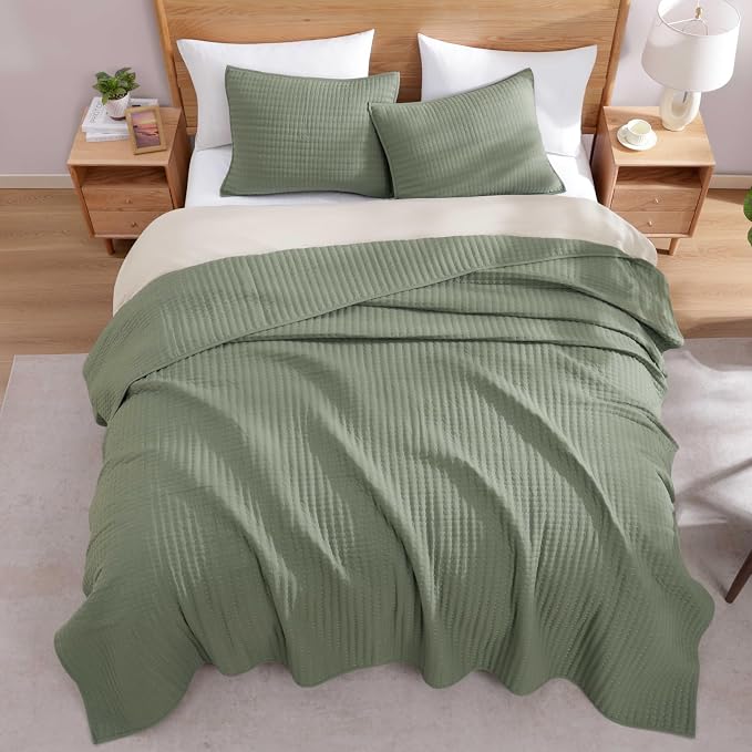 WRENSONGE King Size Quilt-3 Pieces Lightweight Bedspreads Sage Green King Quilt Bedding Set for All Seasons, Soft Summer Coverlet with 2 Pillow Shams Suitable for Bed, Couch, Quilt Blanket