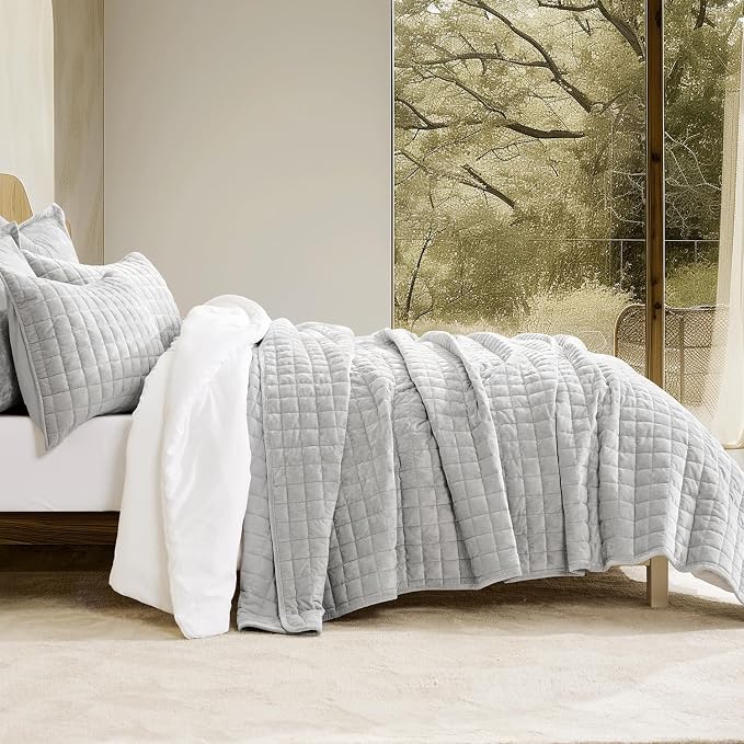 RECYCO Luxury Velvet Quilt Twin/Twin XL Size Bedding Set, Ultra Soft Velvet Comforter Set, Lightweight Quilted Channel Box Stitch Oversized Bedspread Coverlet for All Season, with 1 Sham, Frost Gray
