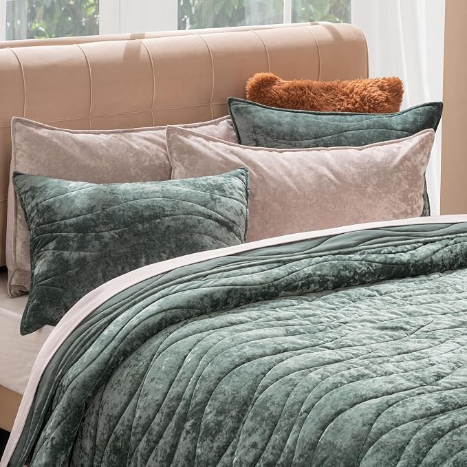EverGrace Luxury Velvet Quilt King Size, Ultra Soft Wave Crushed Velvet Bedding Set, Lightweight Quilted Comforter Set for All Season, Oversized Bedspread Coverlet with 2 Shams, Dark Green