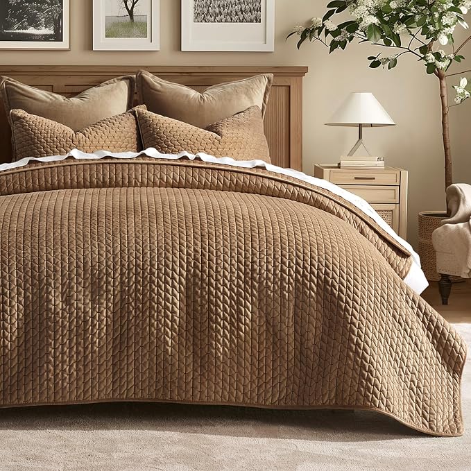 EverGrace Luxury Velvet Quilt Set King Size 3 Piece, Soft Cross-Stitch Velvet Comforter Set with Pillow Shams, Lightweight Coverlet Bedspread Bedding Set for All Seasons, Tobacco Brown