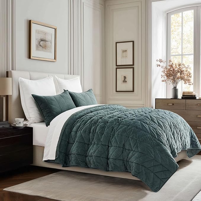 EVERGRACE 3 Pieces Luxurious Velvet King Quilts, Ultra Soft Lightweight Velvet Comforter Set, Matelasse Oversized Bedspread Coverlet for All Season with 2 Shams, Forest Green, 108"x96"