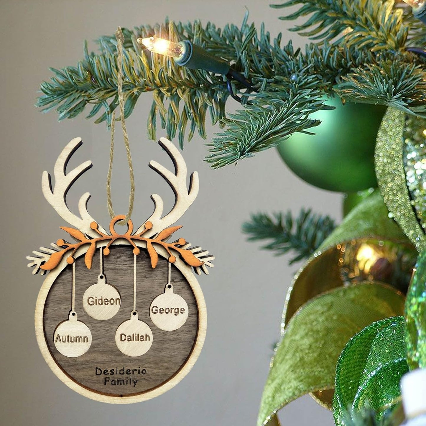 2025 Personalized Christmas Ornaments Family of 2/3/4/5/6/7/8,Custom Reindeer Christmas Wooden Ornaments Deorations with Names,Customized Xmas Ornament Tree Deorations,Personalized