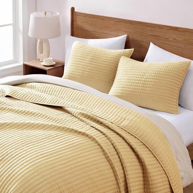 WRENSONGE Queen Quilt-3 Pieces Lightweight Bedspreads Chamomile Yellow Queen Size Quilt Bedding Set for All Seasons, Soft Summer Coverlet with 2 Pillow Shams Suitable for Bed & Couch