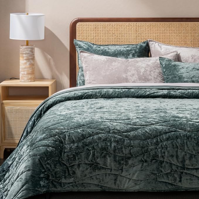 EverGrace Luxury Velvet Quilt Queen Size, Ultra Soft Wave Crushed Velvet Bedding Set, Lightweight Quilted Comforter Set for All Season, Oversized Bedspread Coverlet with 2 Shams, Dark Green