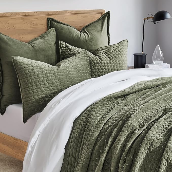 EverGrace Luxury Velvet Quilt Set King Size 3 Piece, Soft Cross-Stitch Velvet Comforter Set with Pillow Shams, Lightweight Coverlet Bedspread Bedding Set for All Seasons, Moss Green