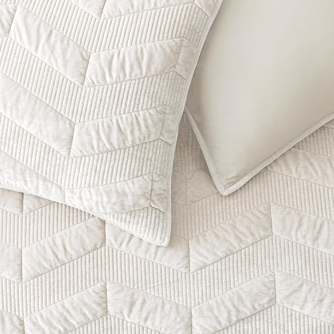 SHALALA Velvet Quilt Set King Size,Ultra Soft Luxury Lightweight Summer Velvet Comforter Set, Oversized Bedspread Coverlet with 2 Shams Geometries Pattern,for All Season(Ivory,King)