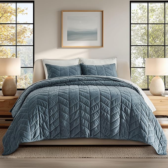 EVERGRACE 3 Pieces Luxurious Velvet King Quilts, Ultra Soft Lightweight Velvet Comforter Set, Matelasse Oversized Bedspread Coverlet for All Season with 2 Shams, Stormy Blue, 108"x96"