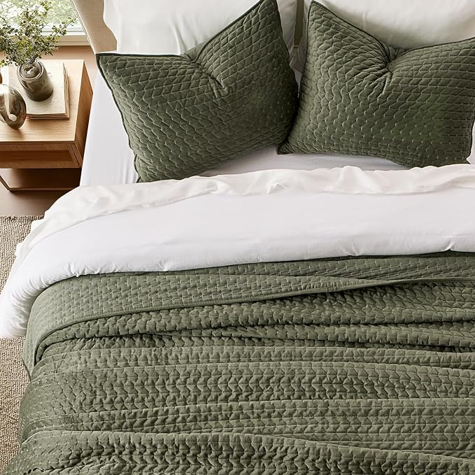 EverGrace Luxury Velvet Quilt Set Queen Size 3 Piece, Soft Cross-Stitch Velvet Comforter Set with Pillow Shams, Lightweight Coverlet Bedspread Bedding Set for All Seasons, Moss Green
