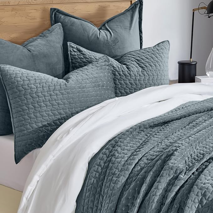 EverGrace Luxury Velvet Quilt Bedding Set King Size 3 Pieces with Pillow Shams, Soft Cross-Stitch Velvet Comforter Set, Lightweight Coverlet Bedspread for All Seasons, Stormy Blue
