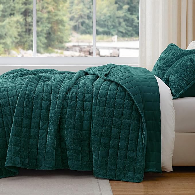 BEDELITE Velvet Quilt Set King Size - Luxury Soft Velvet Comforter Bedding Set for All Season, Lightweight Quilted Box Stitch Oversized Bedspread Coverlet with 2 Matching Shams, Shiny Emerald Green