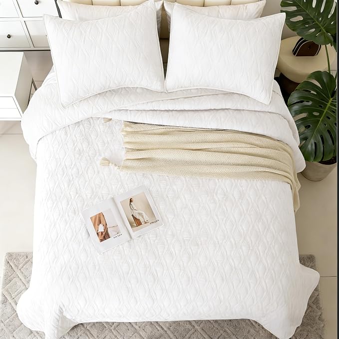 Velvet Quilt Set Oversized King Size 120x128 Bedspread with 2 Pillow Shams Ultra Soft Polyester Bedding All Season Decor for Bedroom Guest Room Hotel Retro Pastoral Home Decor, Cream white