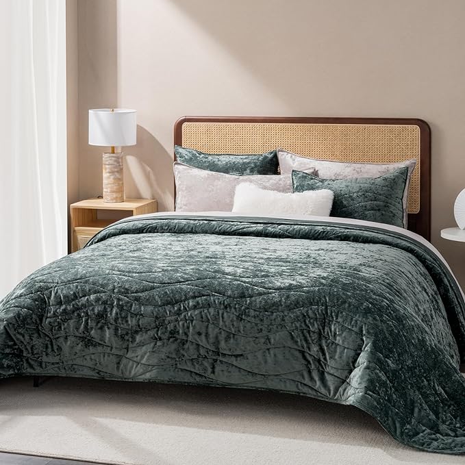 EverGrace Luxury Velvet Quilt King Size, Ultra Soft Wave Crushed Velvet Bedding Set, Lightweight Quilted Comforter Set for All Season, Oversized Bedspread Coverlet with 2 Shams, Dark Green