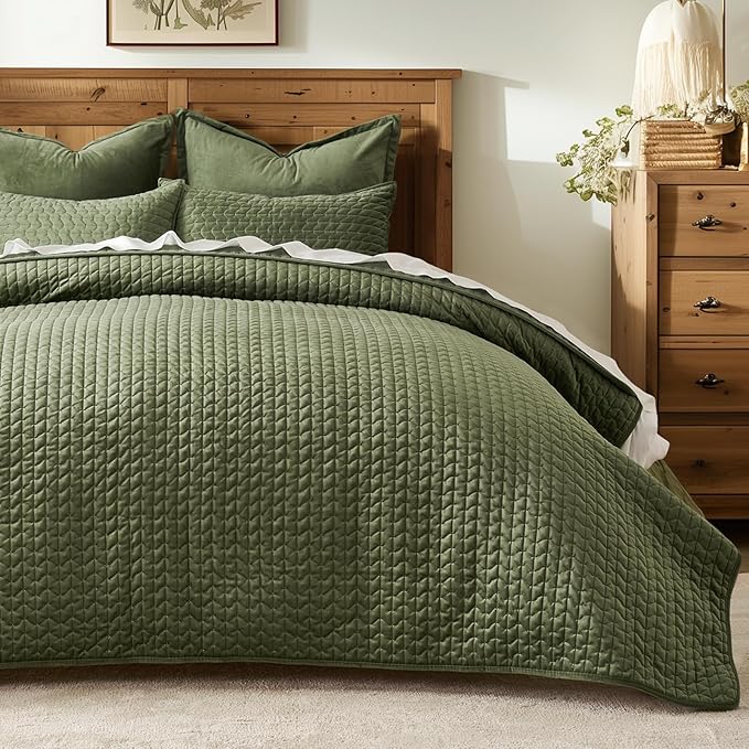 EverGrace Luxury Velvet Quilt Set King Size 3 Piece, Soft Cross-Stitch Velvet Comforter Set with Pillow Shams, Lightweight Coverlet Bedspread Bedding Set for All Seasons, Loden Green